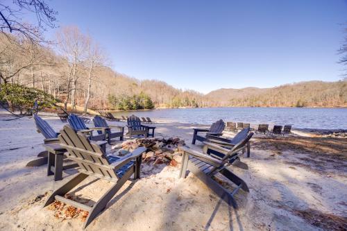 Tuckasegee Cabin about 3 Mi to Bear Lake! in Tuckasegee, USA