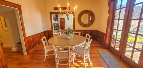 Walnut Hill in West Jefferson, USA