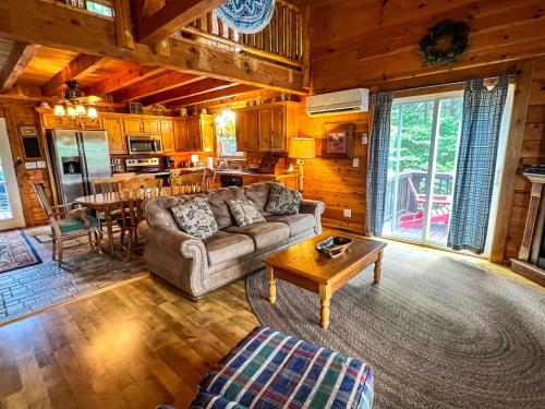 Breezy River Mountain Cabin in Piney Creek, USA