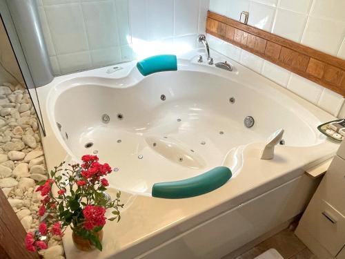 Kümblustünn, Hotel Peruskenea in Jaunsaras