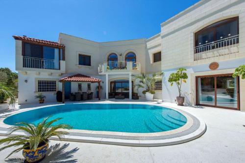 Villa Alexandra - Sunset Sea Views, Heated Jacuzzi, Sauna and Gym