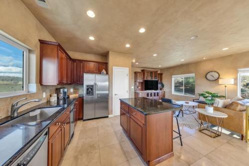 кухня, House In The Clouds in Jayhawk