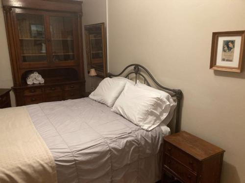 Queen Bed with Shared Bathroom in Lakeview - 2b