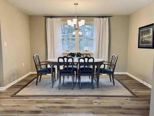 5 Bedrooms on a flat acre. Great water pressure! in Downingtown, USA