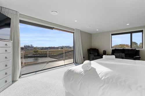 6BR Relax at Lake Hood Luxury Canal Home with Jetty in Huntingdon