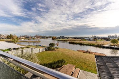 Skats, 6BR Relax at Lake Hood Luxury Canal Home with Jetty in Huntingdon
