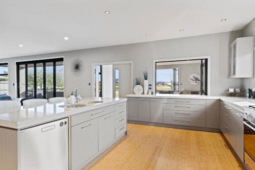 6BR Relax at Lake Hood Luxury Canal Home with Jetty in Huntingdon
