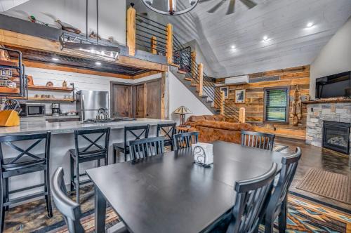 Rustic Hideaway sleeps 4 Hot tub in De Soto, USA