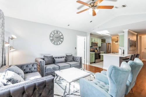 Modern Escape Cali King Beds EV Chargers Available thumb 3