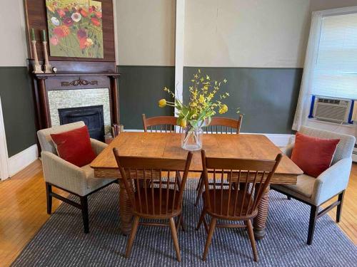 Cozy 3 & 4 Bed Home 2 Blocks to Hospitals & Lambeau in Green Bay, USA