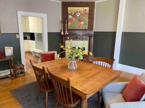 Cozy 3 & 4 Bed Home 2 Blocks to Hospitals & Lambeau in Green Bay, USA