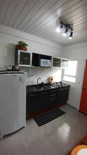 Kitchen, Studio Girassol in Trindade