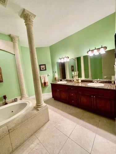 King Suite & Jacuzzi Luxe Getaway in Port St Lucie in Port Saint Lucie, USA