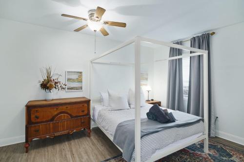 Stroll to Main St: 2BR on the Park in Philadelphia, USA