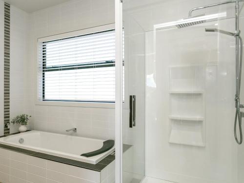 Lake Taupō Luxury Home plus Hideaway Apartment - image 2