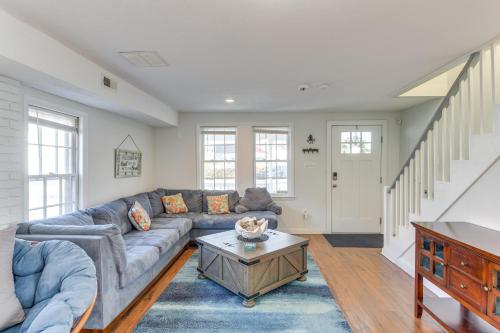 Adorable Cottage Fire Pit, Walk to Colonial Beach in Colonial Beach, USA