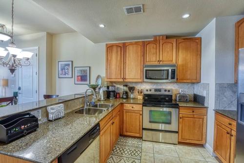 Great Lakefront Condo With Gorgeous Lake LBJ Views in Horseshoe Bay, USA