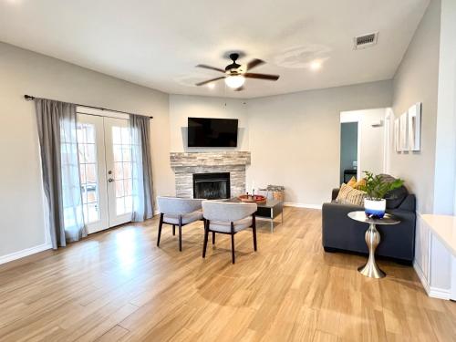 Modern 2 bedroom house w/backyard @La Cantera in San Antonio, USA