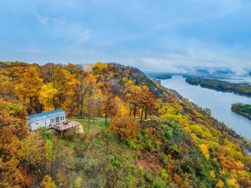 Paradise Point sleeps 4 Hot Tub in De Soto, USA