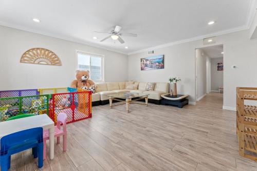 Peaceful Home For Big Family Near Beach&Disneyland in Huntington Beach, USA