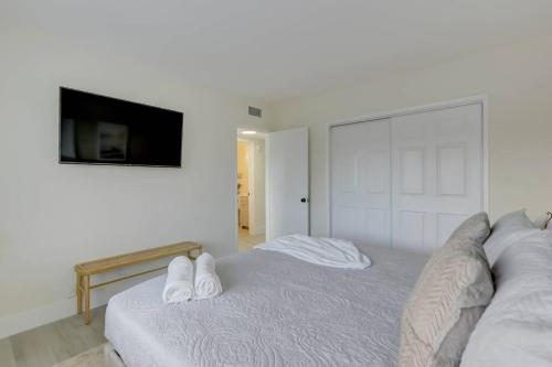 2BR Coastal Getaway! in Fort Lauderdale, USA