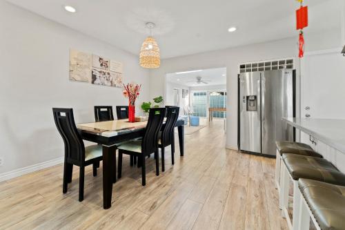 Peaceful Home For Big Family Near Beach&Disneyland in Huntington Beach, USA