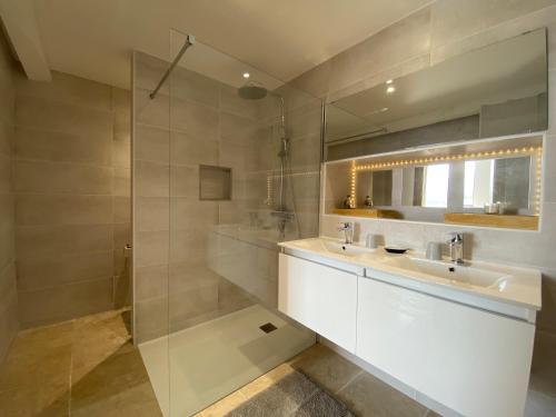 ฝักบัว, La Maison des 3 Chouettes in ปรูเปียรี