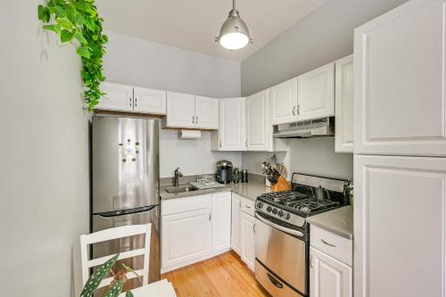 Cozy Somerville Studio 2 Mi to Boston, Walk to T! in Somerville, USA