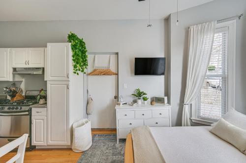 Cozy Somerville Studio 2 Mi to Boston, Walk to T! in Somerville, USA