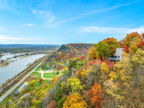 Majestic View Sleeps 10 Hot Tub in De Soto, USA