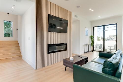 Brand New Modern 5 Bedroom House Pickfair Village, Los Angeles (photo 10)