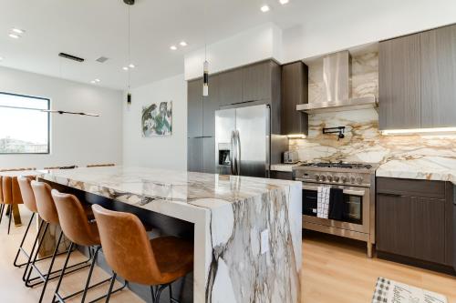 Brand New Modern 5 Bedroom House Pickfair Village, Los Angeles (photo 2)