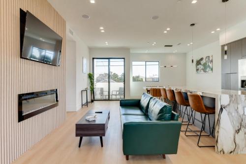 Brand New Modern 5 Bedroom House Pickfair Village, Los Angeles (photo 8)