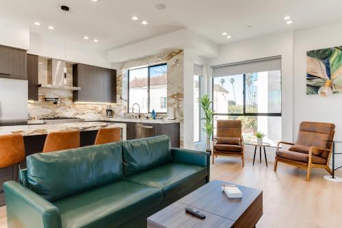 Brand New Modern 5 Bedroom House Pickfair Village in Los Angeles, USA