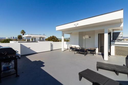 Brand New Modern 5 Bedroom House Pickfair Village, Los Angeles (photo 4)