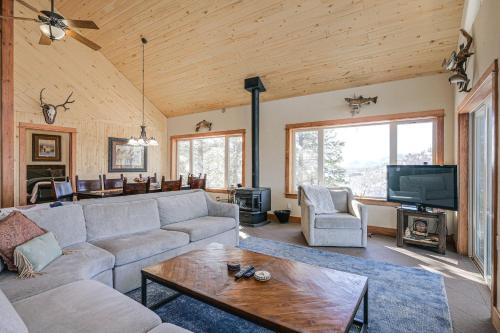 Pagosa Springs Family Retreat with Game Room and Views in Pagosa Springs, USA