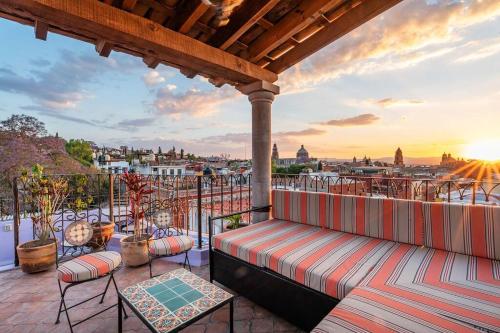 Casa Linda, 2BR with Luxury Bedding, A/C & Rooftop Views in San Miguel de Allende, Mexico