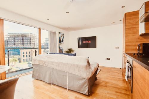 King Deluxe City Apt Large Space& Free Parking! NO Balcony, Лидс (фото 6)
