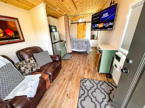 Petite Retreat - New Rental 2023 in West Jefferson, USA