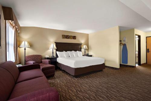 Suite with King Bed and Jet Tub - Non-Smoking