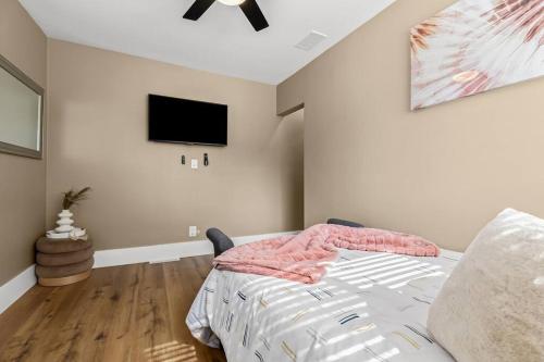 Cozy~Luxurious~Hot tub Getaway! in Ferndale, USA