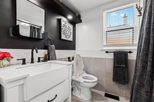 Cozy~Luxurious~Hot tub Getaway! in Ferndale, USA