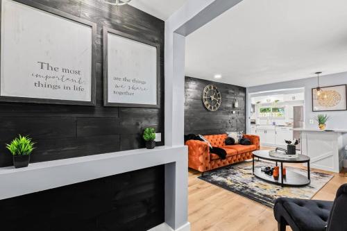 Cozy~Luxurious~Hot tub Getaway! in Ferndale, USA