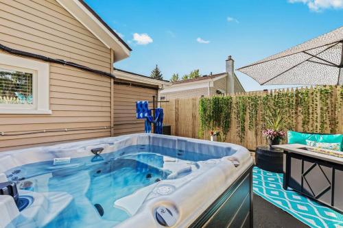 Cozy~Luxurious~Hot tub Getaway! in Ferndale, USA