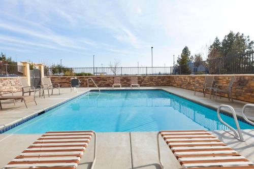 Country Inn & Suites by Radisson Dixon CA - UC Davis Area - image 2