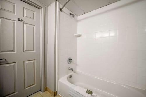 Country Inn & Suites by Radisson, Ontario at Ontario Mills, CA image 39