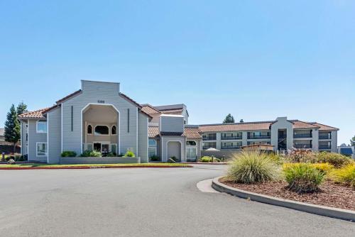 Country Inn & Suites by Radisson, Vallejo Napa Valley, CA - Hotel - Vallejo