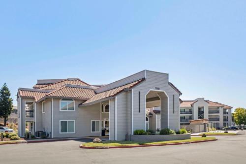 Exterior view, Country Inn & Suites by Radisson, Vallejo Napa Valley, CA in Vallejo (CA)