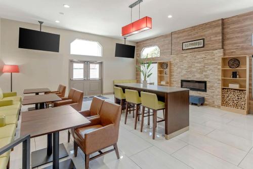 อาหารและเครื่องดื่ม, คันทรี อินน์ แอนด์ สวีท บาย เรดิสัน, วัลเลโฮ นาปา วัลเลย์, แคลิฟอร์เนีย (Country Inn & Suites by Radisson, Vallejo Napa Valley, CA) in วัลเลโฮ (CA)