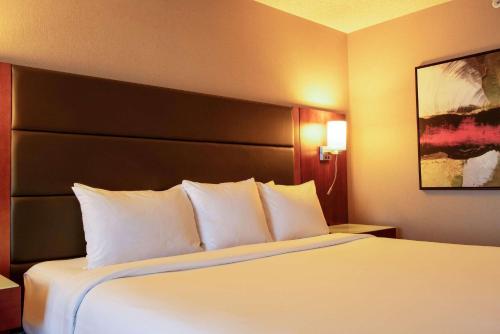 Radisson Hotel & Suites Fort McMurray